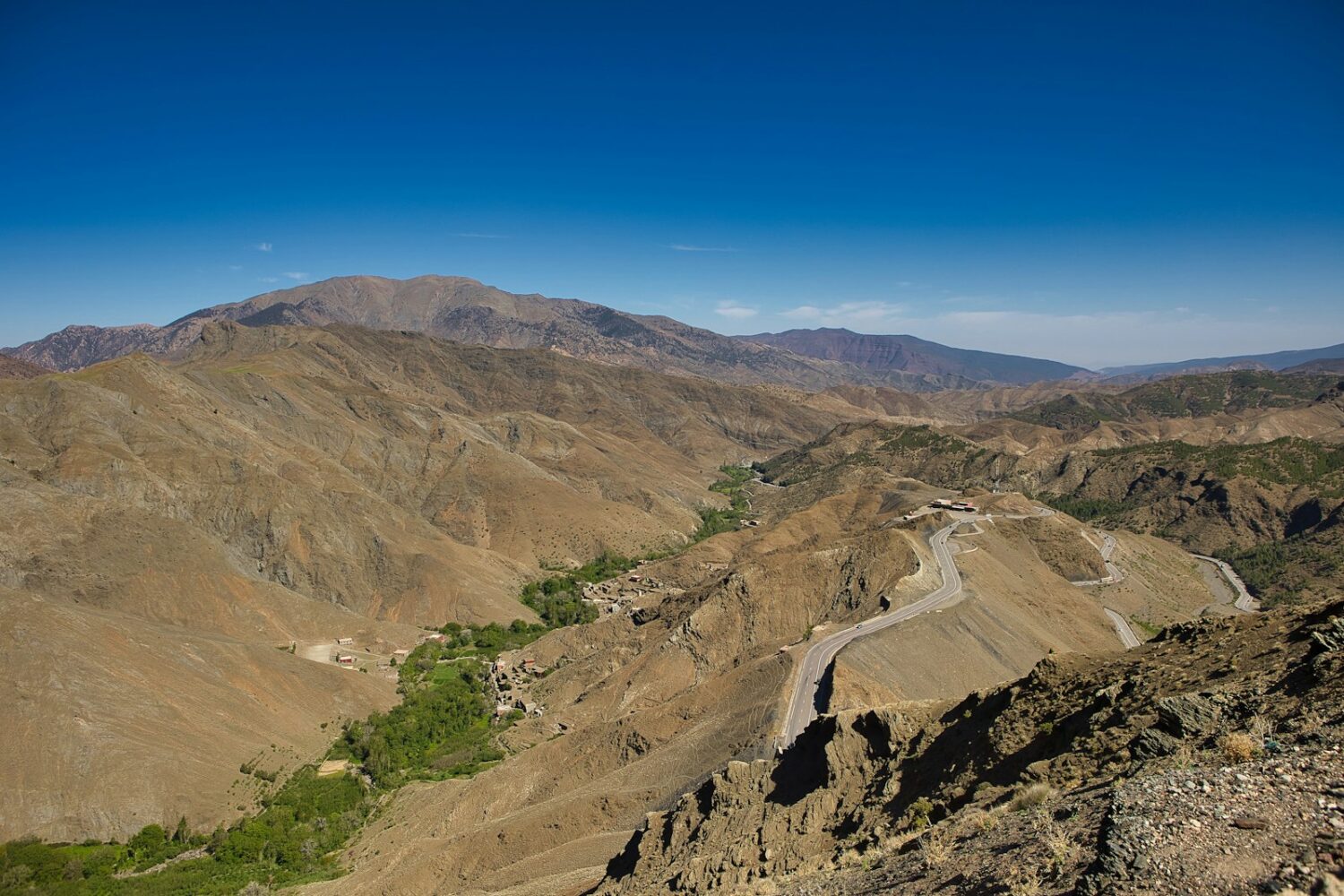 A view of a mountain range from a high point of view